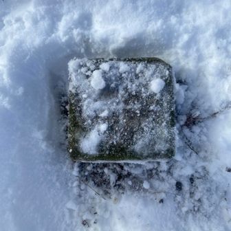 三角点、雪の中から掘り出した🎊
プレートは見あたらず‼️