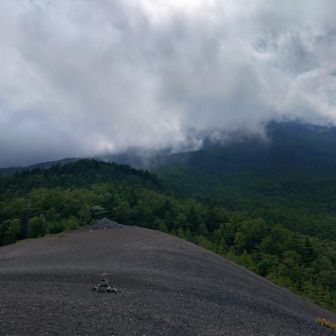 富士山、七合目付近まで望める。ここで富士山に向って叫べば、やまびこが。