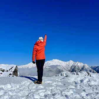 彼女とは相互フォロワー同士から今年になって縁あって何回か一緒に山歩きしてきた

今年の彼女の飛躍は卓越した力量に技術に危機管理に対する姿勢すべてにおいてきわめて大きいものだった



わたしがこんな目標があるっていうと自身のことのように一緒に悩んで考えてくれる



目標からしてもスキルにしたって体力とあらゆるところで彼女の右隣に立てない

この孤高のひとに、わたしは平気で人懐こく近づいちゃう
そう、彼女の人柄がそうさせてくれる



お互いソロが好き　会わない間ステップアップした報告会をするのも楽しみで尊敬の念を抱きながらもおちゃらけを忘れない仲



ほんと誇らしいひと



ともちゃんのこの後ろ姿が
たまらなくカッコイイ