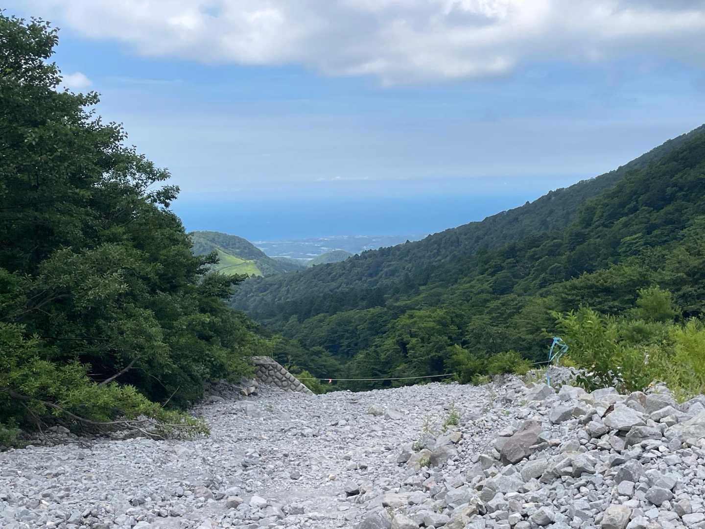 石ゴロゴロの登山道を歩いて🚶