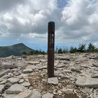 山頂です　背景は烏帽子岳
