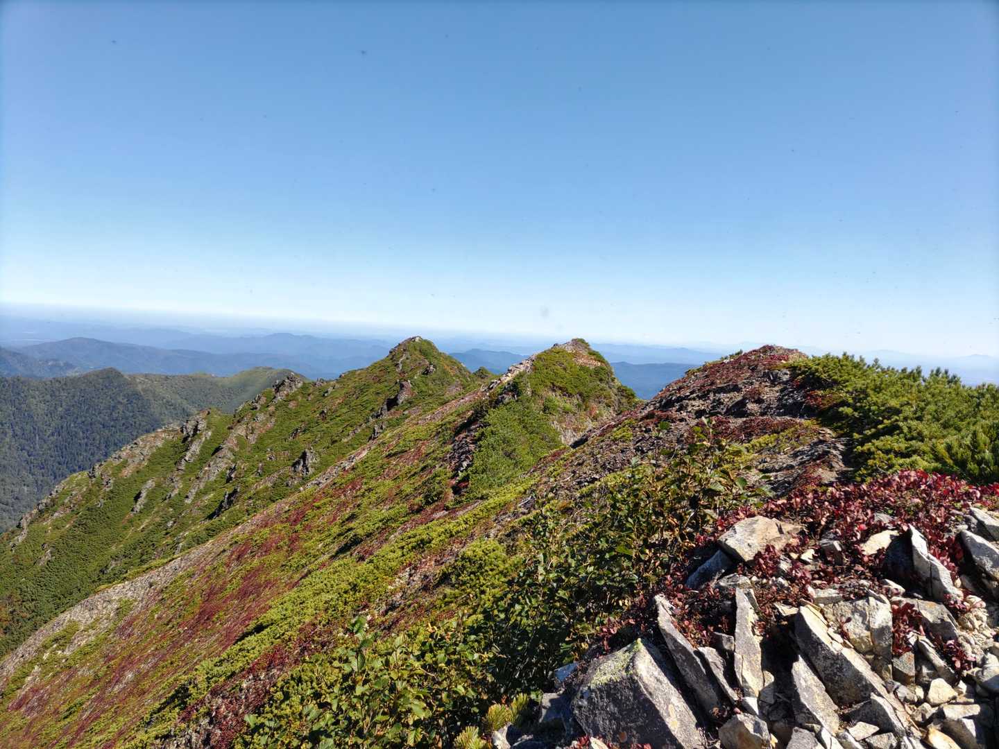 武利岳山頂のギザギザ