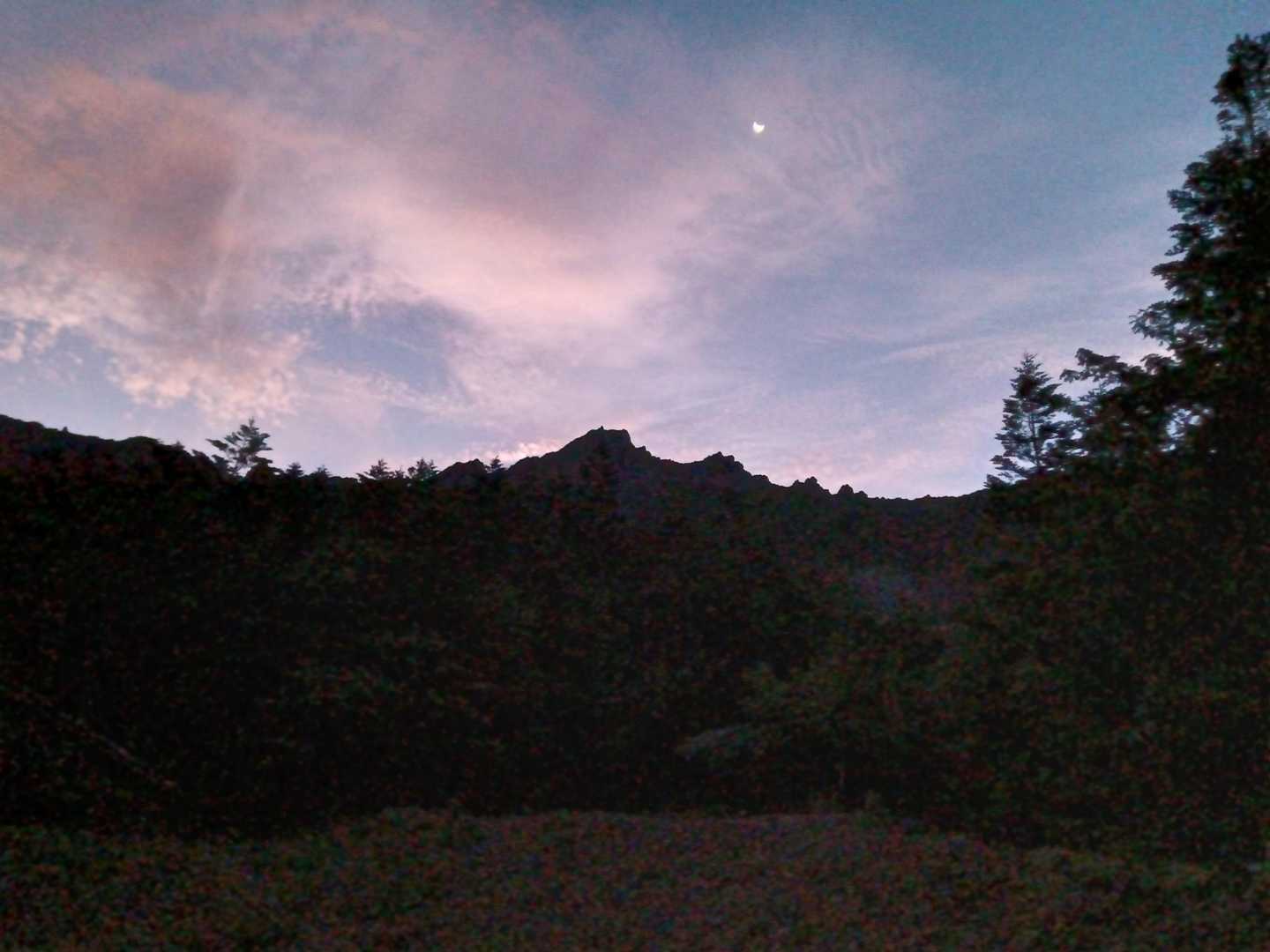 2日目の朝。昨日の夜は19時頃、遠くに雷？が聞こえましたが雨は降らなかったようで、深夜は満天の星空でした。
夜が明けたら出発します。東の空に月が見えます。
小屋の朝食は5時なので弁当にしてもらい昨夜受け取りました。