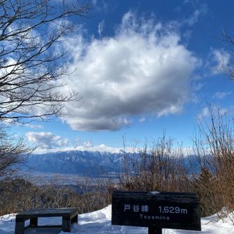 いきなり山頂の写真から🩵
ここまでチェンスパ使わず
ラスト100mは雪多かったのでストックで　

以前来た時は夏だったし木も鬱蒼としていて景観なしだったけど今はスッキリ！
ベンチもあるので特等席で貸し切りランチしよ♪