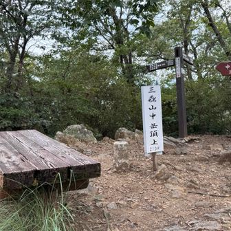 ベンチあり、少し休憩。蒸し蒸ししんどい😓