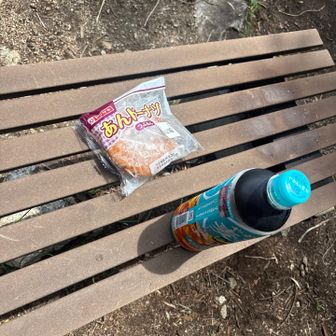 この　砂糖まみれのアンパンが好きなんだけど
コンビニでも、周りのスーパーでも
見ない。近所の八百屋にあるんです。
嬉しい。