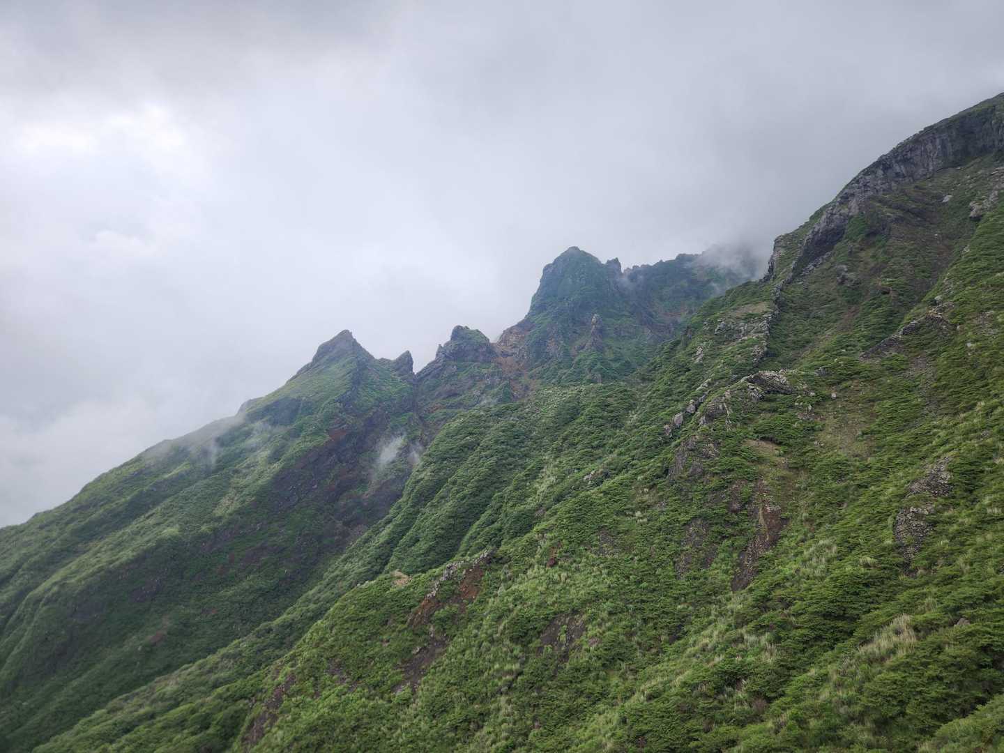 鷲ヶ峰にガスがかかると
一層荘厳な雰囲気を醸し出す