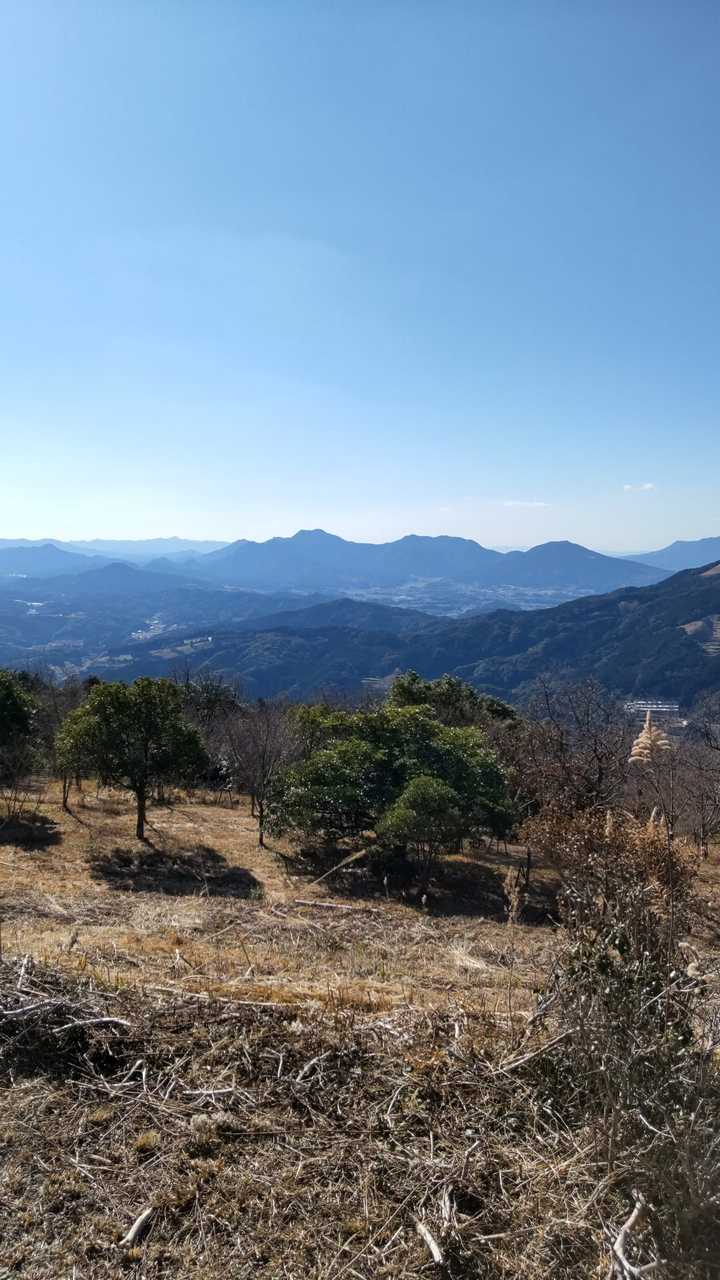 中央の左側は、黒髪山です。