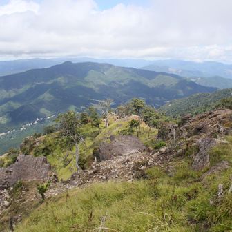 山頂からの景色。江代山と九州脊梁の山々！雲がなければ阿蘇山、九重連山が見えるのですが！