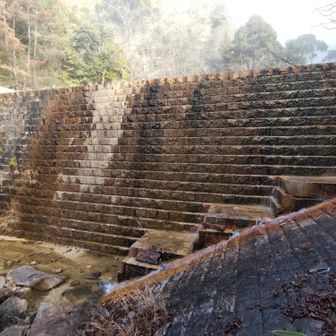 羊歯が茂る登山道を歩くと、迎不動堰堤（新オランダ堰堤）が現れます。かっこいい！　その上流の鎧堰堤もかっこいい！