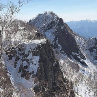 Ⅲ峰はそのままシューで、降りて、Ⅱ峰の壁の手前でアイゼンとピッケル⛏️へ換装して登りました。
