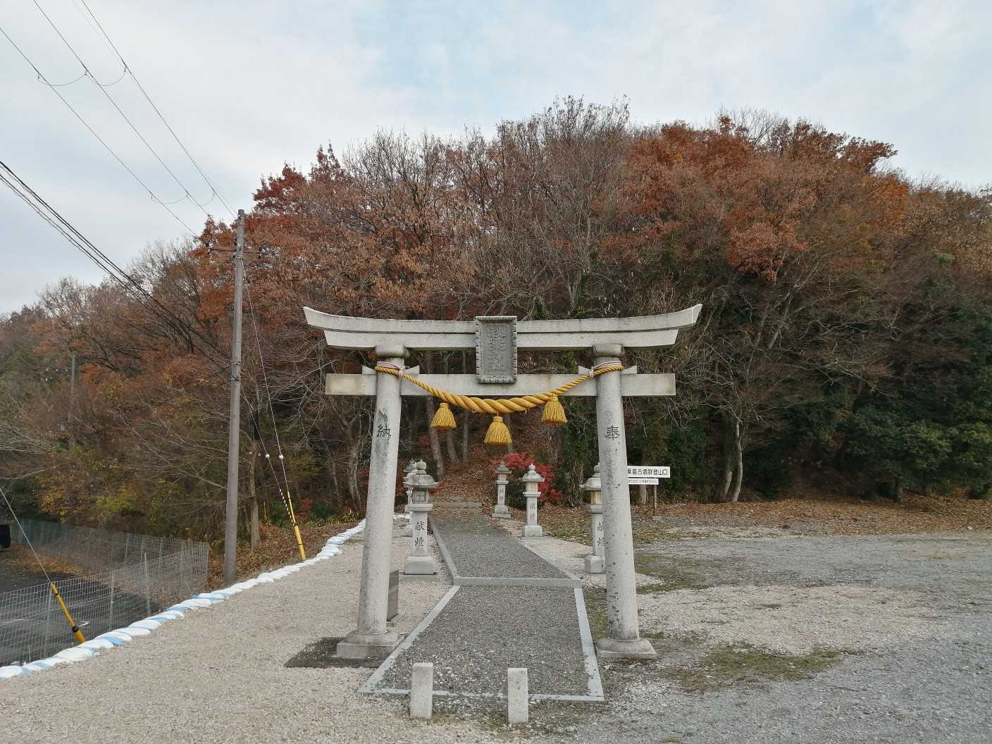 では、岩崎山へ🎵
登山口横に、浅井文化スポーツ公園の駐車場があります🚗