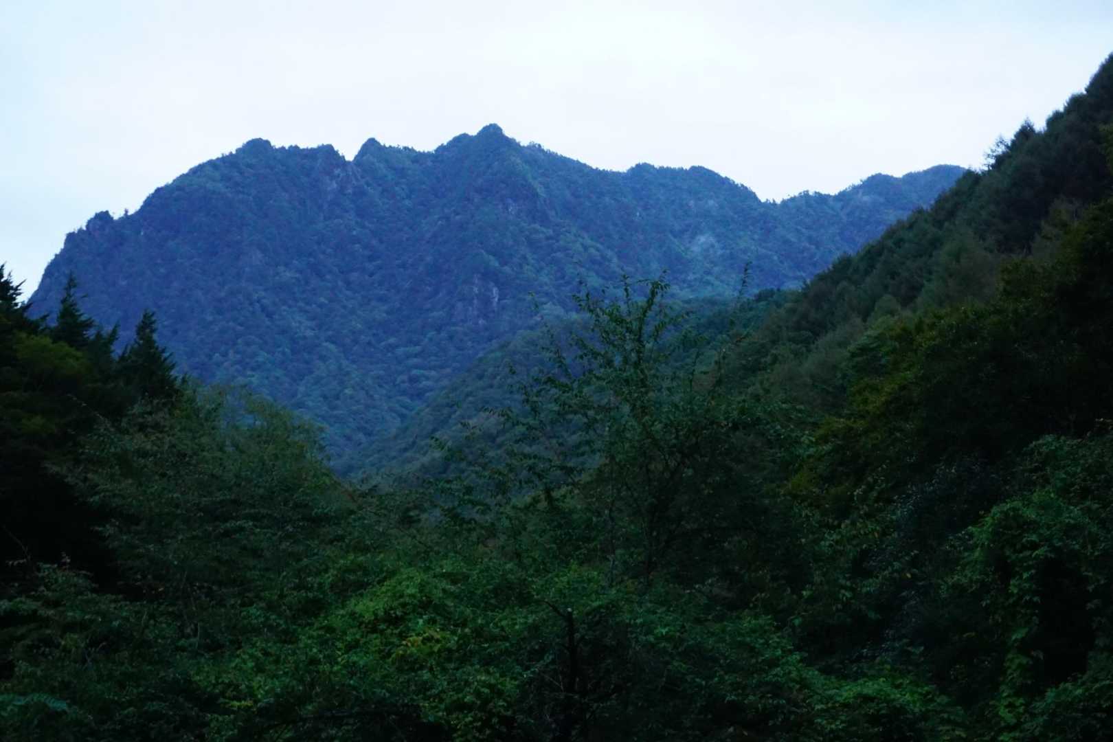 下山時に姿を現した鶏冠山✨