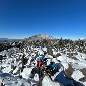 揚げパンを食べに高見石小屋に来たら、まさかのお休み
でもこの快晴なら裏の岩場は最高のはず