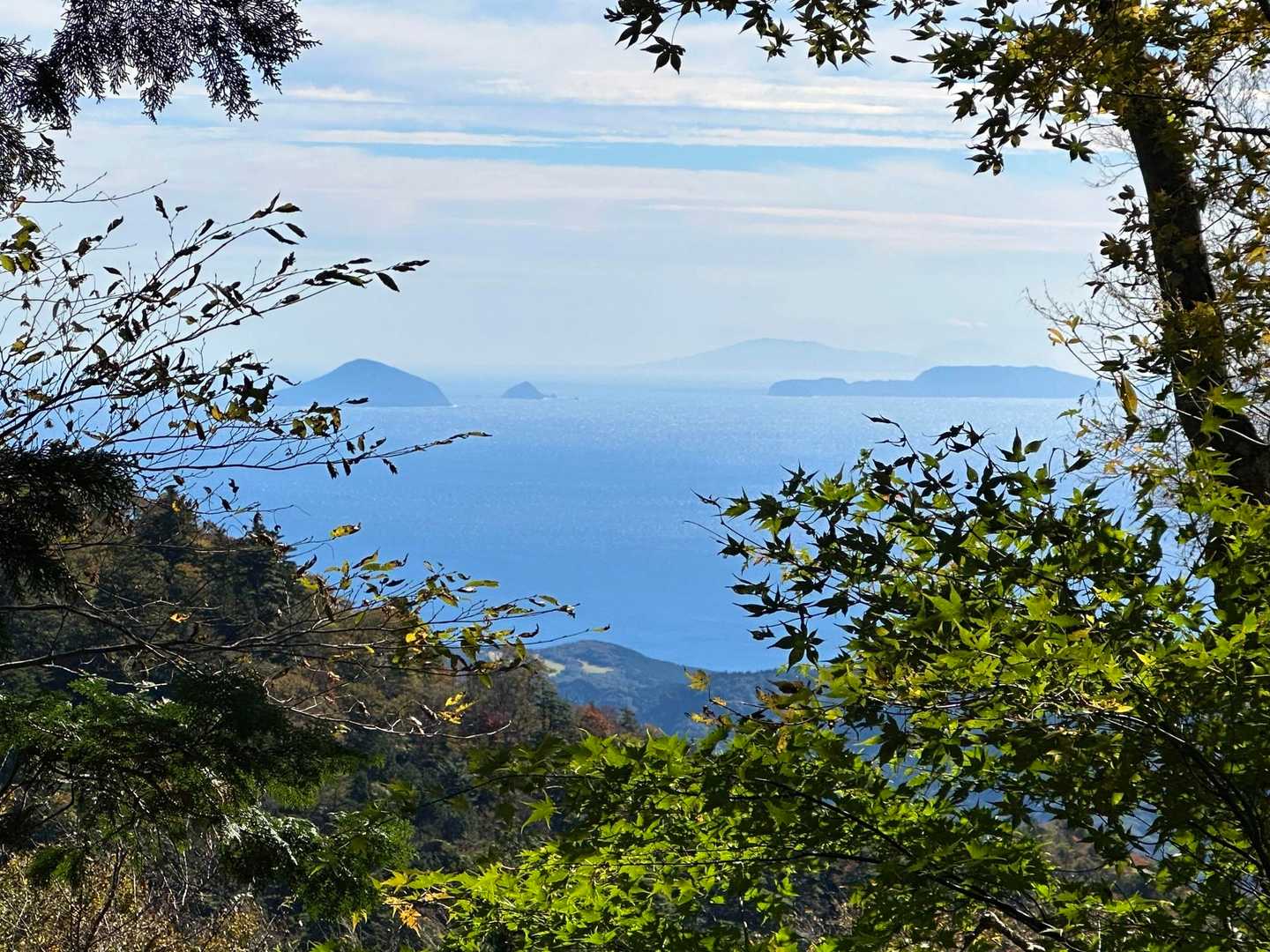 途中、伊豆諸島が見える箇所も。御蔵島くらいまでは見えたかな？戸塚峠ではベンチがあり、昼食をとった