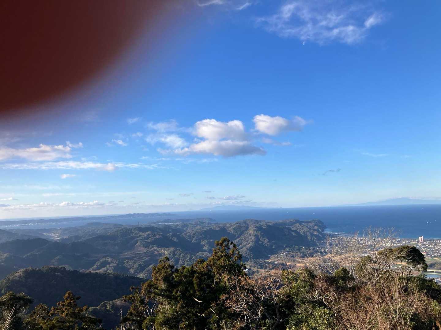 伊豆七島方面です。大島、新島三宅島方面です。うっすら島々が見えます。（こちらも指が入っちゃいました。）