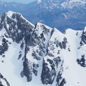 八ツ峰拡大してみたら、右から二つ目のピークに２人いた・・