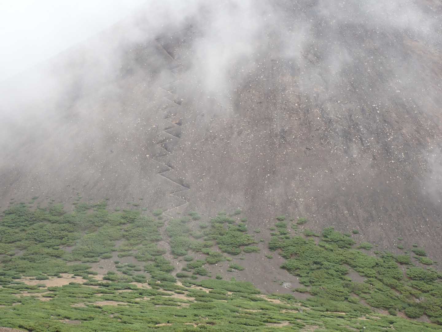 ジグザグの登山道が良く見える。