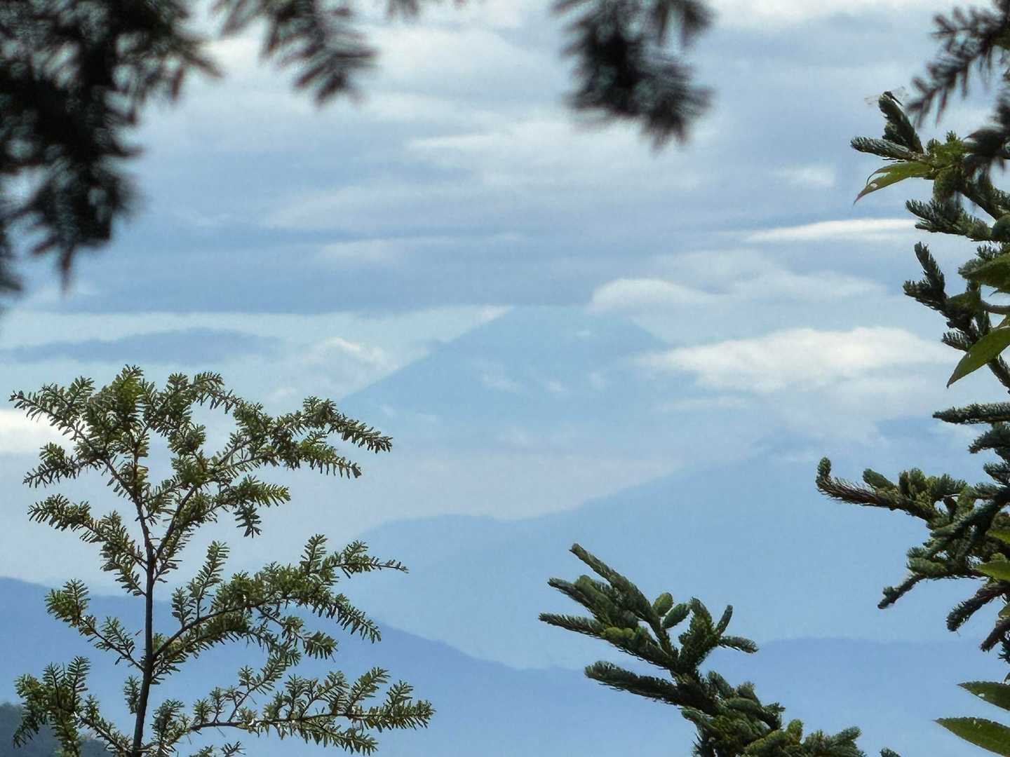 富士見ベンチで休んでいたら
「富士山が見える🗻」と教えていただき、初めての山から眺める富士山🗻
