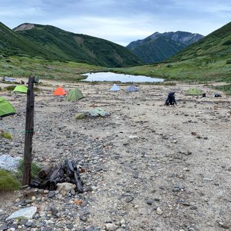 双六小屋テント場。結構な豪雨でしたが猛者たちがいます