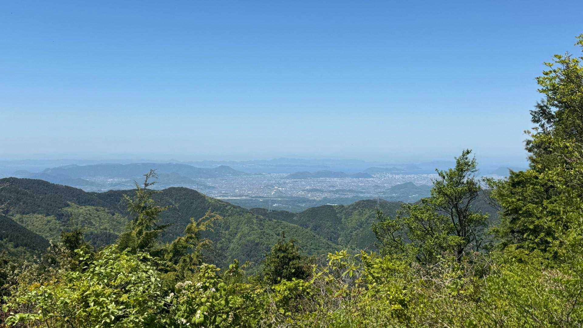 讃岐山脈中央⛰️香川県最高峰“阿波竜王”（あわりゅうおう）山頂展望台より北側“高松市中心部”方向の眺望…瀬戸内海まで見えてます👀
“阿波”なのに“香川”の最高峰？…確かに県境のお山ではあるが ややこしい😢