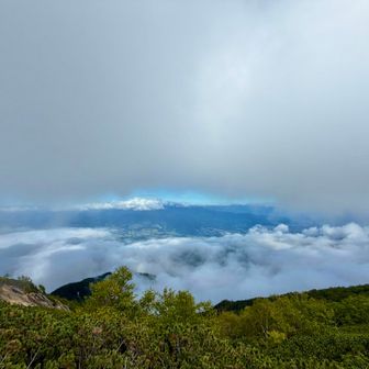 甲府盆地は雲と雲の間から綺麗に見えています✨️