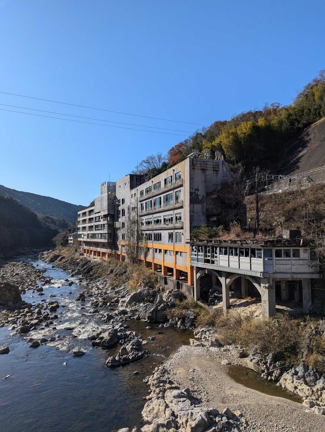 異様な雰囲気を醸し出す、心霊スポットで有名な廃旅館『千歳楼』

旦那さん曰くここには👻いないそうです。

私にはよくわかりませんが💦