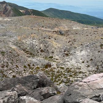 山頂から見た火口