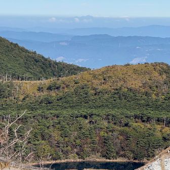 硫黄山の左/不動池の方向、遠くに見える山はなんだろう？