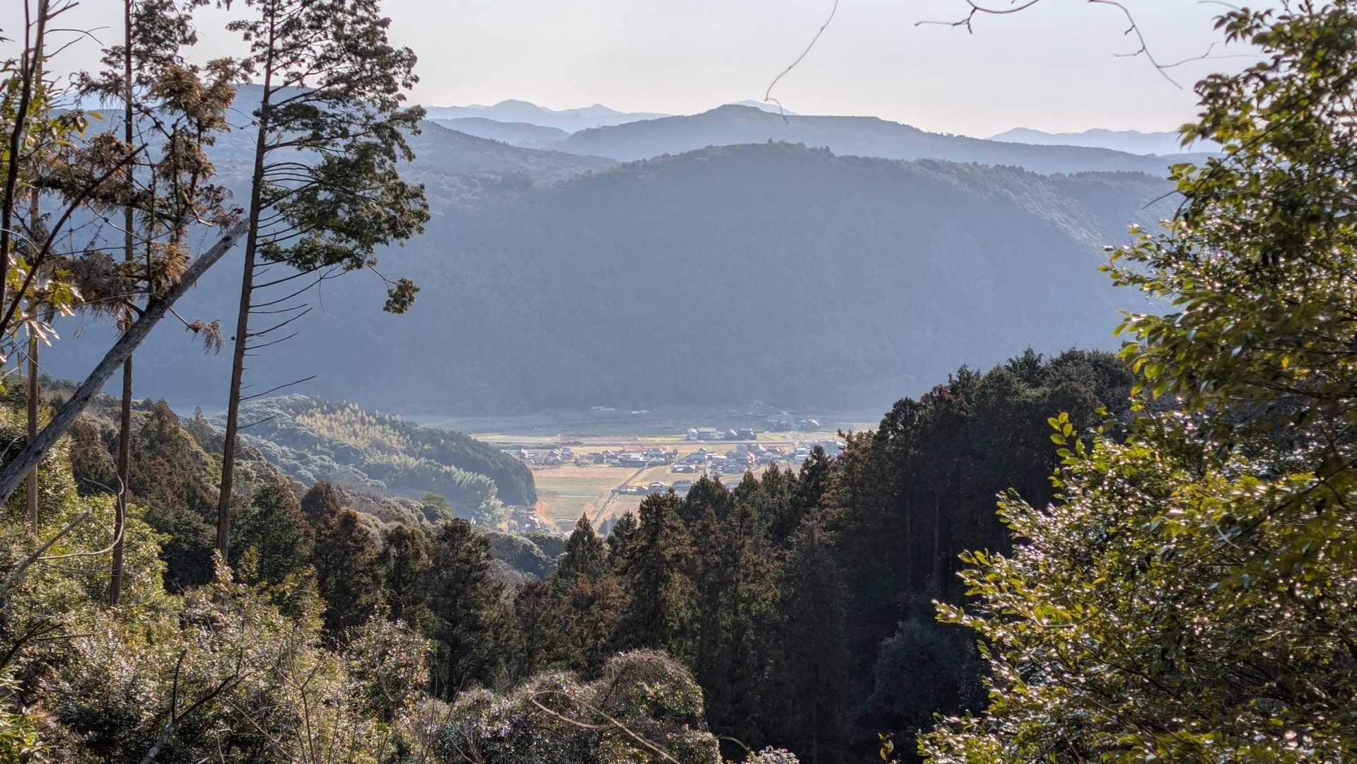 途中で麓の町（於福？）を見下ろせました。