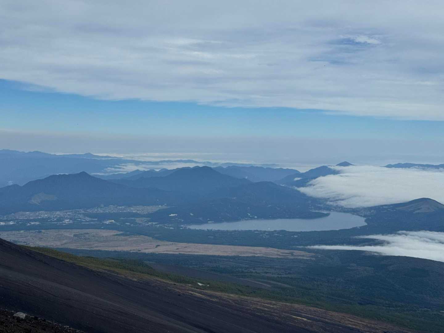 ご褒美の景色✨

先ほどちょっと歩いた高座山が左に見えます！
正面は、山中湖です。
