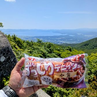 風が抜けて心地よい猫岩で、本日の山行最初の固形物🤭