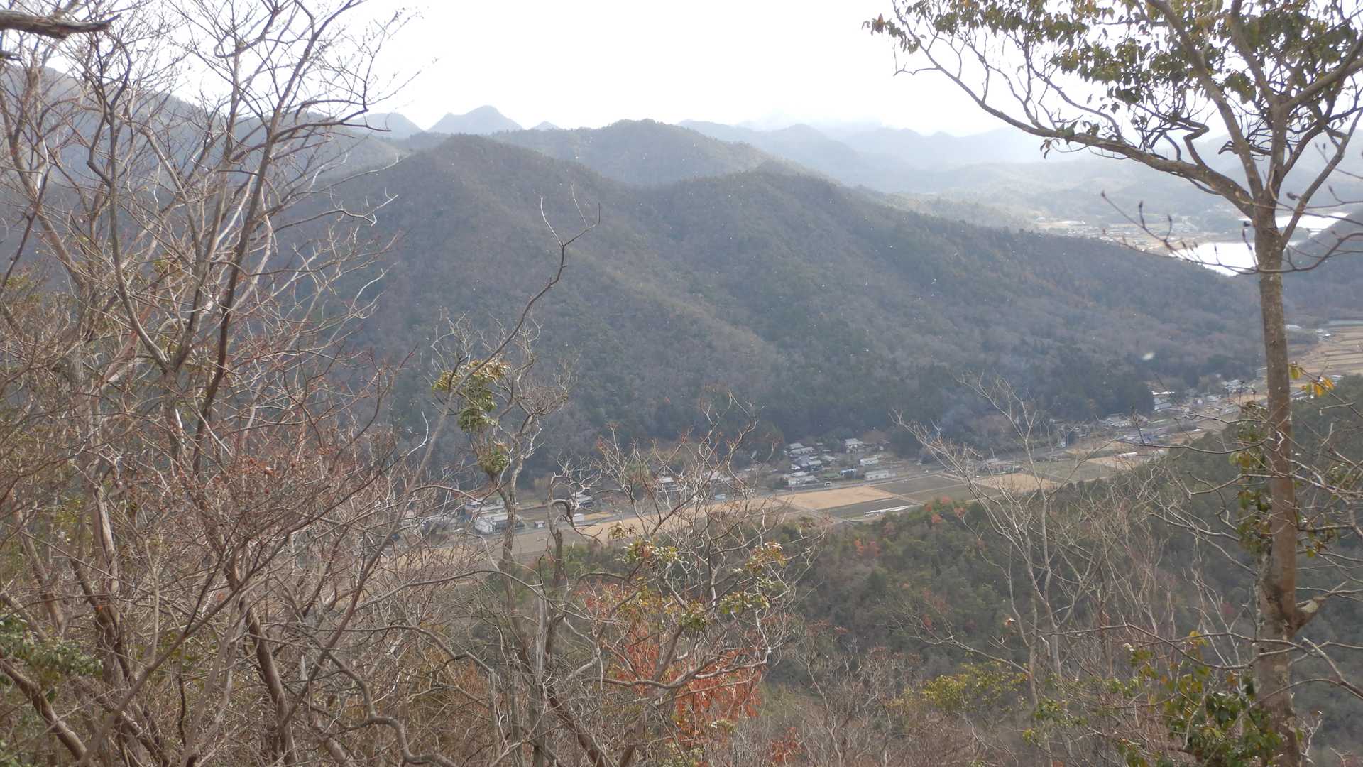 三田市須磨田集落の向こうに羽束山、大船山が見えてます。