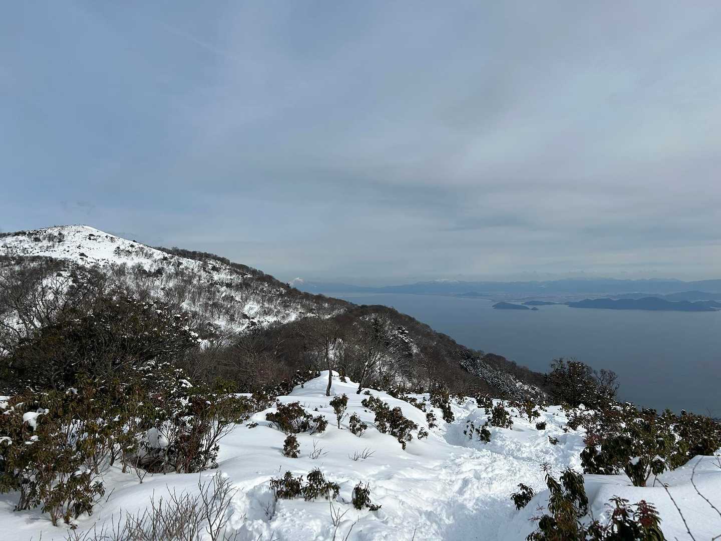 見晴らしの良いところから、ホッケ山と琵琶湖の眺望を楽しむ。
