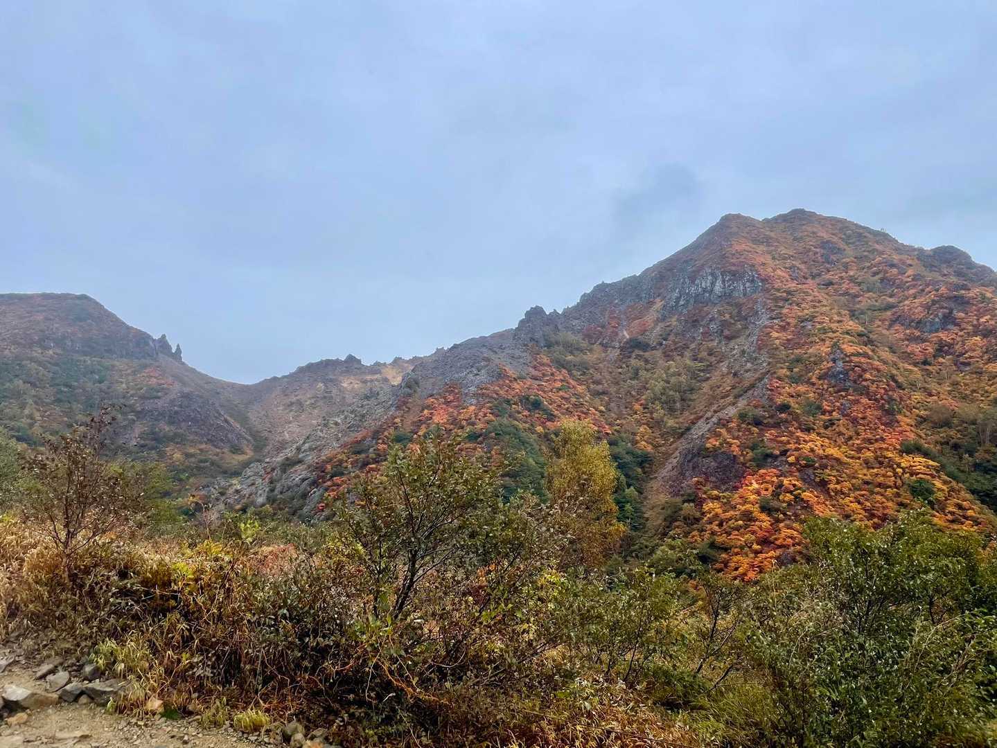 名残惜しいですが下山します。
最後に見えた朝日岳、かっこいい鋭峰。
うっすら空も明るくなりましたが夕方からは再び爆風予報なので、天気の合間を縫って登山できて良かったです。