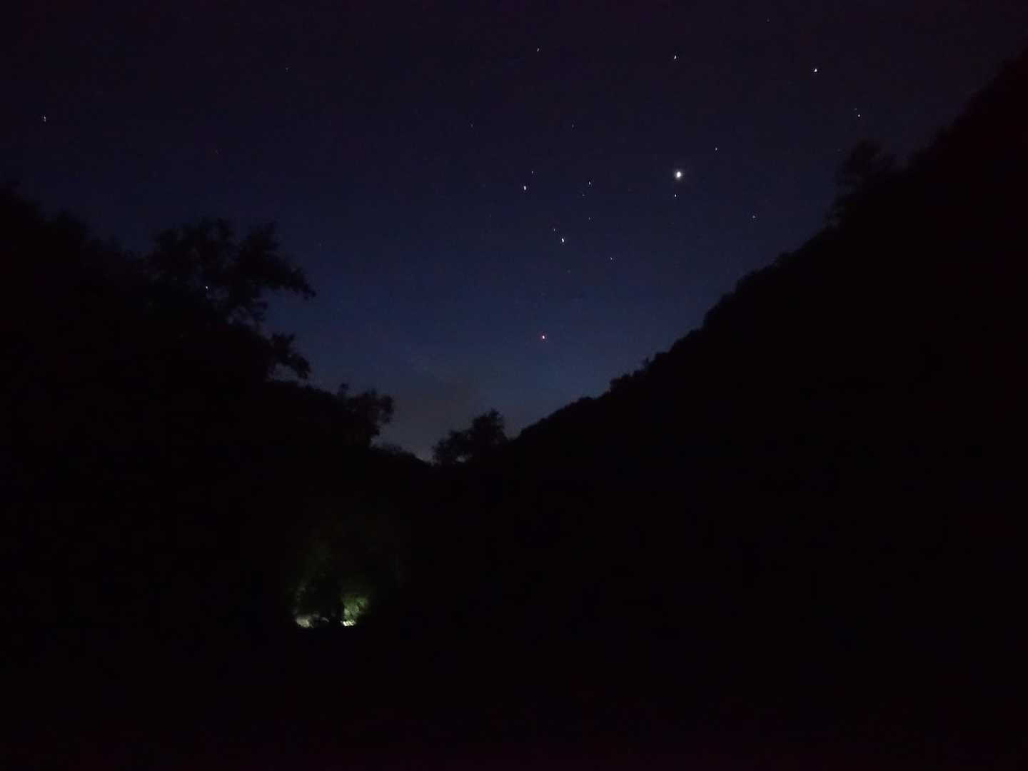 手持ちで星を撮影して見た🌟
下の方の光は先行者のヘッデン💡