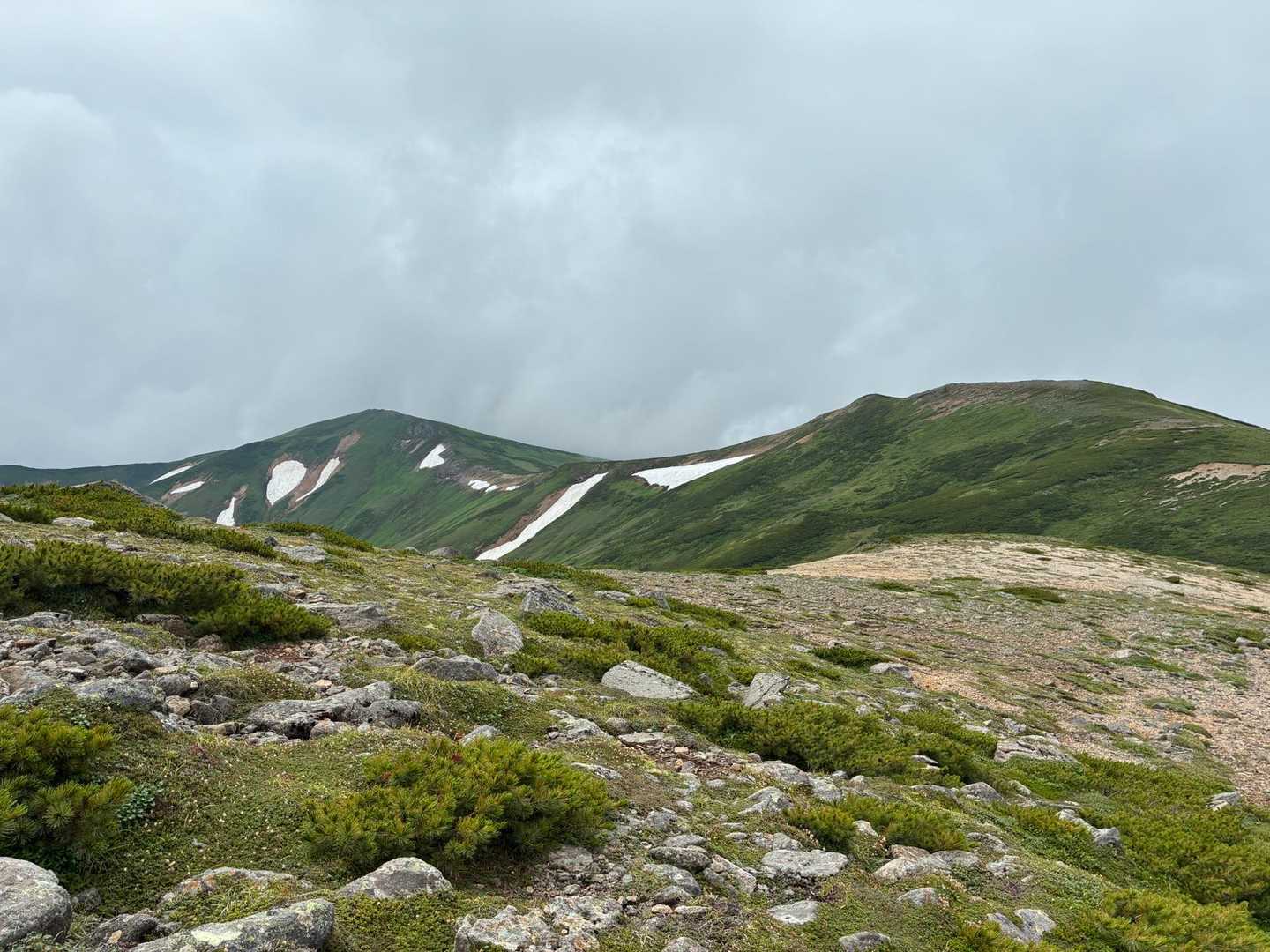 と、横に縦走できそうなピークが連なるね⛰️⛰️