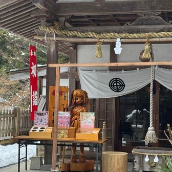 中津宮。
無事下山のお礼をしようと鳥居を越えたら朝のピロピロがまた鳴り出した。
神社内でドスドスと人が出てくる音がして、神主様？が出てこられた。
何事かと思ったけれどお祓いをして頂けるようだ。
ピロピロ音は参拝者が来たことをお知らせするベルみたいなものかな🤣
おそらく参拝者全員にお祓いなさっているのでしょうね😅
写真左端に写っていますが、木彫りの謎のキャラクターがご起立されています。
何者だろう🤔
