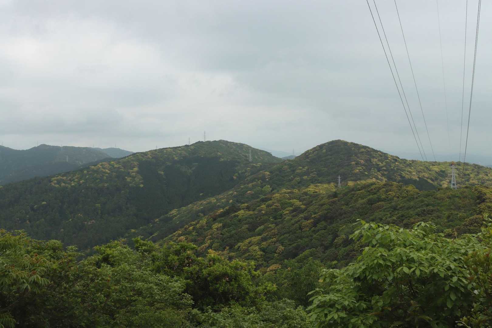 座談山山頂から船形山（右）と神石山（左）