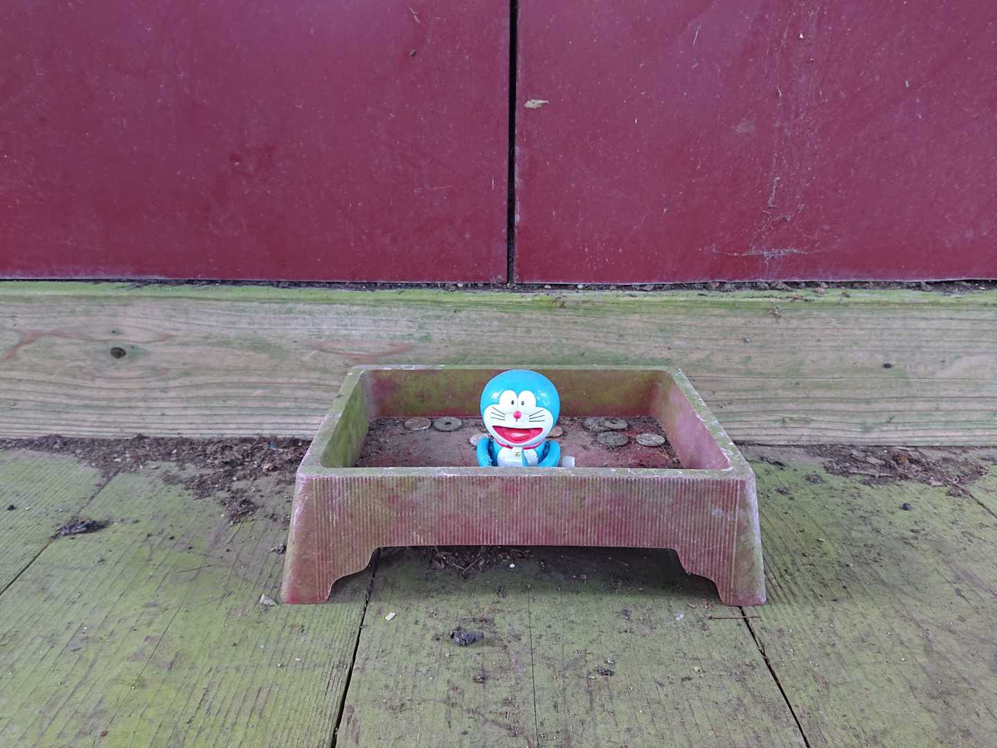 なぜ！ドラえもん？
それに後ろの、どこでもドア🚪開かない😅