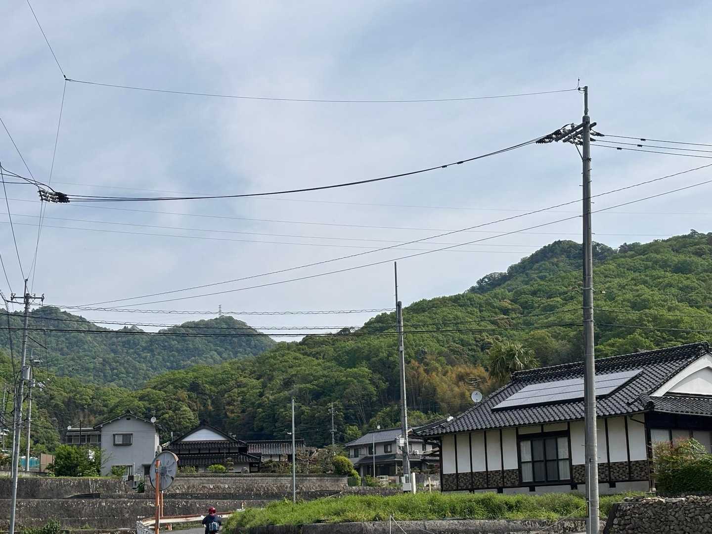 朝やることがあって、メンバーの皆さんから少し遅れてスタート▶️
前方に山が見えてきましたが、どの辺りを歩くのかな🚶‍♀️