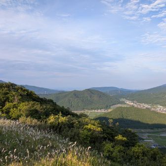 時間の経過と共に蚊の攻撃が激しくなってきたので下山開始。来週、天気がよければ画角の中にホントなら見える高い山へ縦走予定。