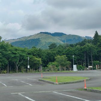 つぶらの公園駐車場から見上げる大野山
今日の空は少し気まぐれ