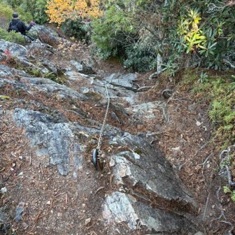 大山からは4連続の鎖場
