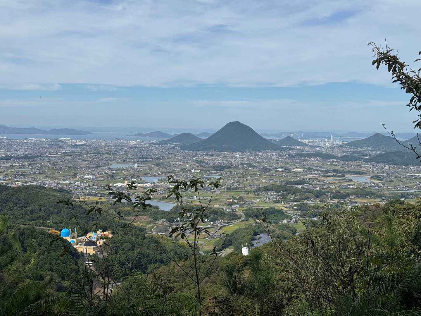 見晴台からは飯野山が見えました。