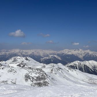 名残惜しいけど下山です。
しばらくぼんやり岩に座って景色を楽しみます。