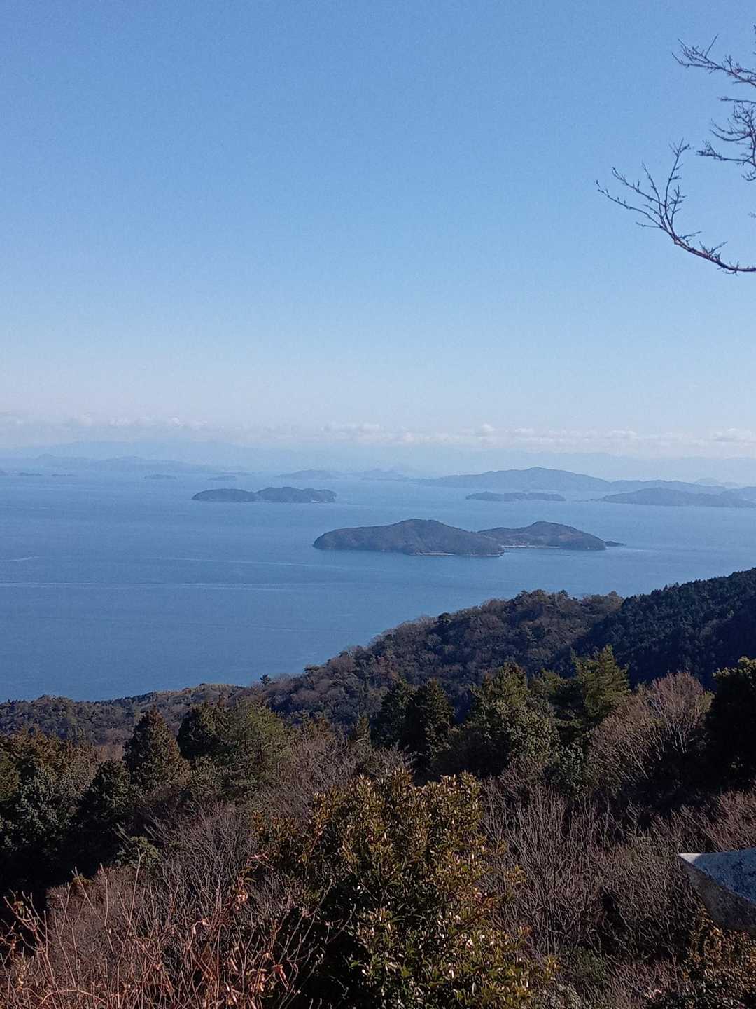 遠く四国山地の山なみが見えました。
