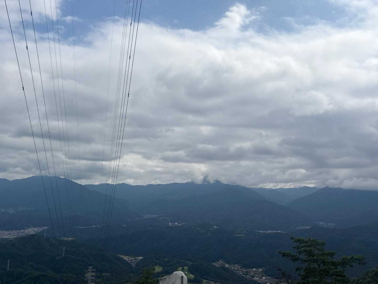 都留市方面

雲でスッキリしませんが、赤岩や御正体山が見えてるんじゃないかな