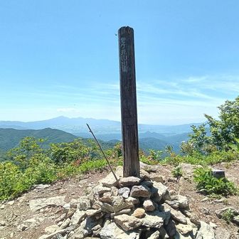 三角点のある尼ケ禿山