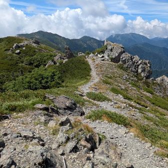 来た縦走路を振り返る。
…まだ晴れてる